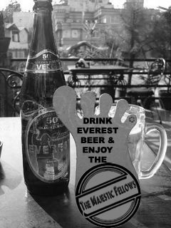 Everest-Beer und RUM DODDLE Yeti-Fuss / Aussicht vom Dachgarten der Bar