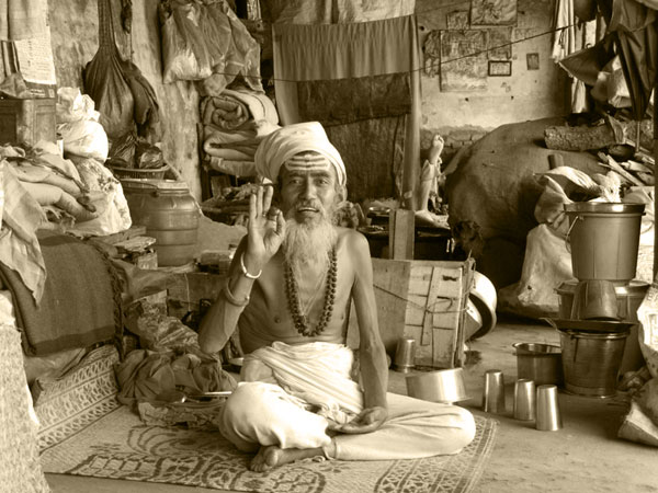 Der immer freundliche Swami Ramischriehnie Auchwennsihnnochsojucktischwahr in seiner sehr einfachen, fast �rmlichen Behausung